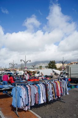 Fuengirola, Endülüs, Costa de Sol, İspanya. Fuengirola 'da şehir manzarası haftalık pazarda. 11 Mart 2025