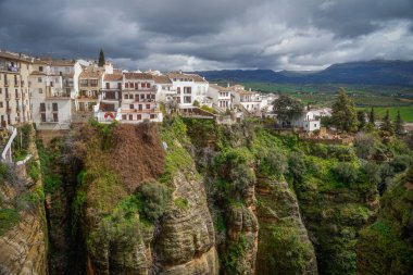 Ronda, Endülüs, Costa de Sol, İspanya. Ronda 'dan şehir manzarası. Ronda 'nın ünlü köprüsünden güzel manzara manzarası 14 Mart 2025