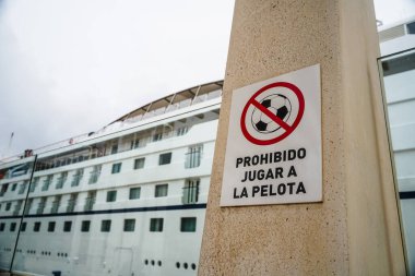 Malaga, Endülüs, Costa de Sol, İspanya. Muelle Uno Limanı 'nda top oyunlarına izin verilmiyor. 7 Mart 2025