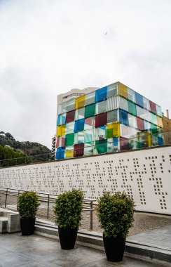 Malaga, Endülüs, Costa de Sol, İspanya. Pompidou Müzesi. Renkli cam cephe. Şehir simgesi. 07 Mart 2025