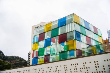 Malaga, Endülüs, Costa de Sol, İspanya. Pompidou Müzesi. Renkli cam cephe. Şehir simgesi. 07 Mart 2025