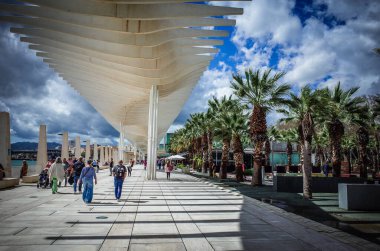 Malaga, Endülüs, Costa del Sol, İspanya. Liman bölgesindeki MUELLE UNO 'da sokak manzarası. 18 Mart 2025