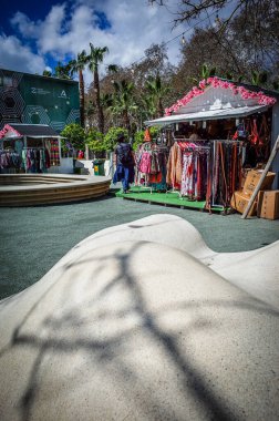 Malaga, Endülüs, Costa del Sol, İspanya. Liman bölgesindeki MUELLE UNO 'da market tezgahları olan bir sokak manzarası. 18 Mart 2025