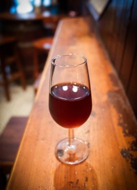 Malaga, Endülüs, İspanya. Malaga 'da rahat bir barda nefis bir bardakta Aperitif likörü şarabı. 07 Mart 2025