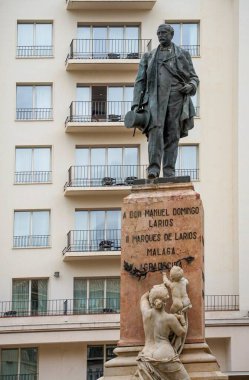 Malaga, Endülüs, Costa de Sol, İspanya. Malaga City 'den şehir manzarası. Manuel Domingo Larios 'un heykeli. 7 Mart 2025