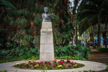 Malaga, Endülüs, Costa de Sol, İspanya. Malaga City 'den şehir manzarası. Paseo de Parque 'daki Ruben Dario Heykeli. 7 Mart 2025