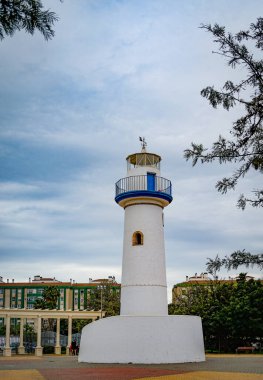Malaga, Endülüs, Costa de Sol, İspanya. Deniz feneri binası. Huelin 'deki Parkın Sembolü. 12 Mart 2025