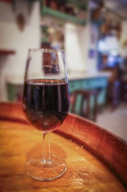 Malaga, Endülüs, İspanya. Malaga 'da rahat bir barda nefis bir bardakta Aperitif likörü şarabı. 07 Mart 2025
