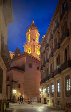 Malaga, Costa del Sol, Endülüs, İspanya. Gece Malaga Katedrali 'nin mimari fotoğrafı. 10 Mart 2025