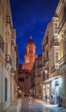 Malaga, Costa del Sol, Endülüs, İspanya. Gece Malaga Katedrali 'nin mimari fotoğrafı. 10 Mart 2025