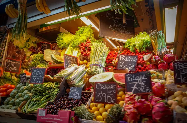 Malaga, İspanya. Marketteki bir mağazanın vitrininde taze sebzeler. 7 Mart 2025