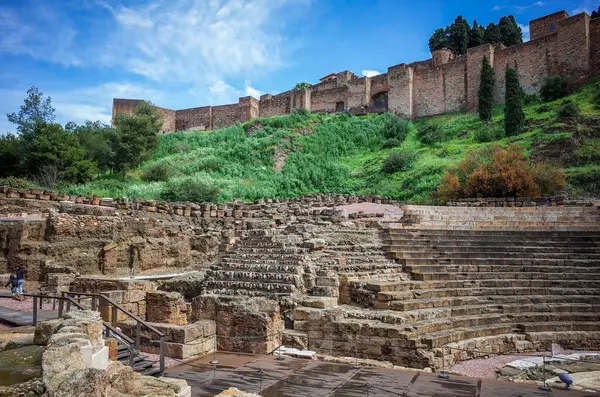 Malaga, Endülüs, Costa de Sol, İspanya. Malaga City 'den şehir manzarası. Roma tiyatrosu ve Alcazaba. Mart 09, 2025