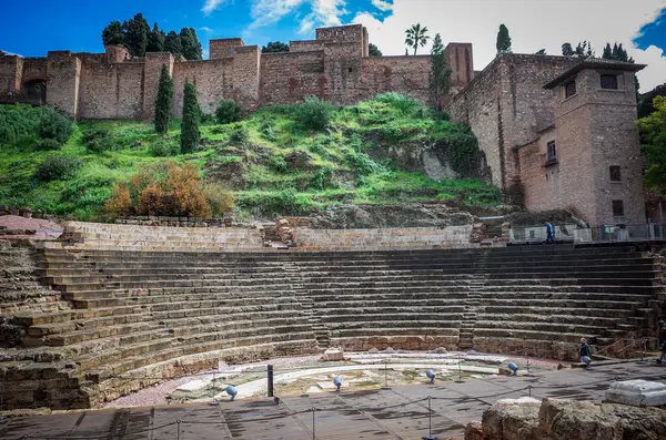 Malaga, Endülüs, Costa de Sol, İspanya. Malaga City 'den şehir manzarası. Roma tiyatrosu ve Alcazaba. Mart 09, 2025
