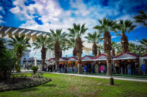Malaga, Endülüs, Costa del Sol, İspanya. Liman bölgesindeki MUELLE UNO 'da market tezgahları olan bir sokak manzarası. 16 Mart 2025