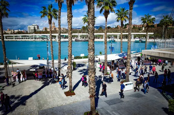 Malaga, Endülüs, Costa del Sol, İspanya. Liman bölgesindeki MUELLE UNO 'da market tezgahları olan bir sokak manzarası. 16 Mart 2025