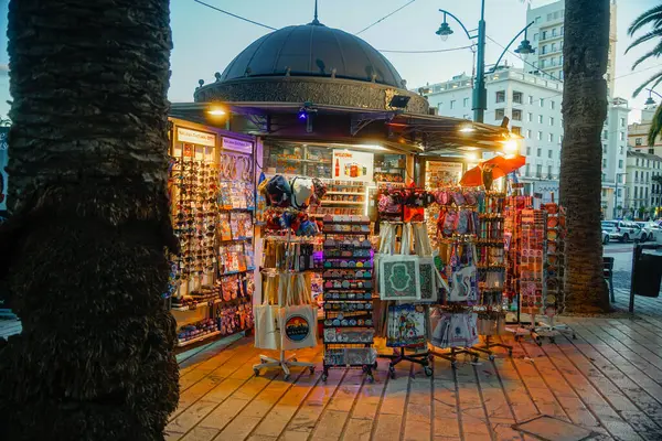 Malaga, Endülüs, Costa de Sol, İspanya. Akşamları Malaga 'da tipik bir sokak büfesi. 15 Mart 2025