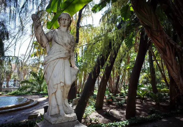Malaga, Endülüs, Costa de Sol, İspanya. Paseo del Parque 'da. Heykel. 9 Mart 2025