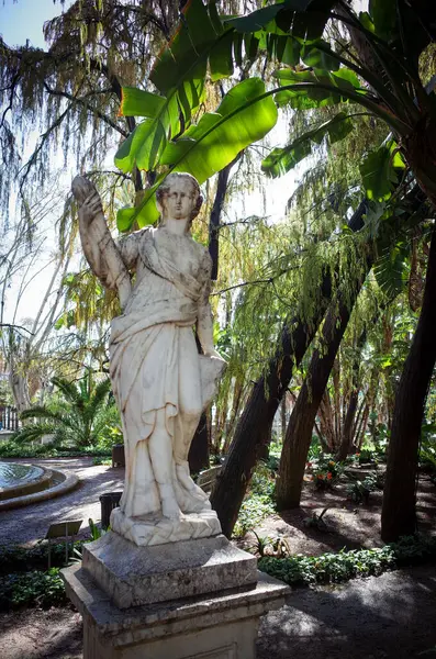 Malaga, Endülüs, Costa de Sol, İspanya. Paseo del Parque 'da. Heykel. 9 Mart 2025