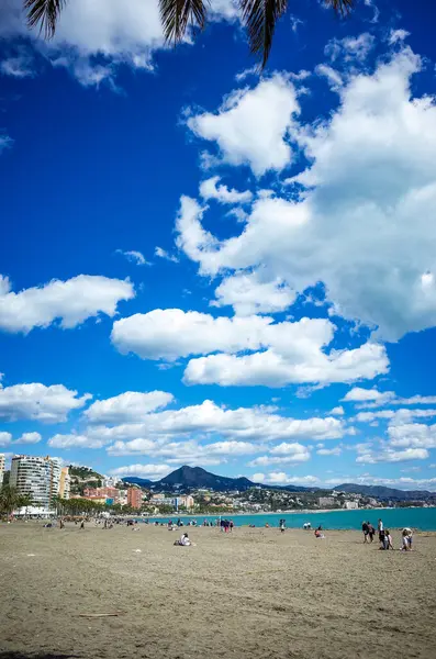 Malaga, Endülüs, Costa de Sol, İspanya. Malaga 'daki Malagueta sahilinden bir sahne. 15 Mart 2025