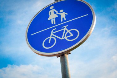 Almanya. Bisiklet yolu yaya işareti ve mavi gökyüzü. 2 Kasım 2020