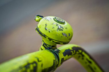 Yeşil bisiklet çanının bokeh 'iyle yakın plan.
