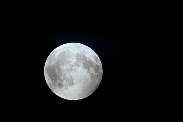 Almanya. Bir yaz gecesinde dolunay. 7 Ağustos 2017