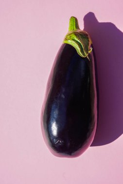 Renkli bir arkaplanda izole edilmiş patlıcan fotoğrafı.