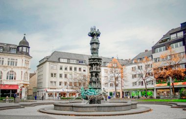 Koblenz, Almanya. Koblenz 'deki Goerres Meydanı' nda ünlü bir çeşme. 11 Kasım 2009