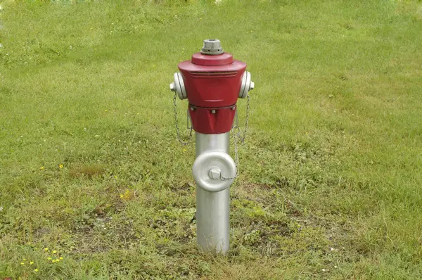 Almanya. Çayırda su vanası ve mesaj alanı var. 2 Ağustos 2009