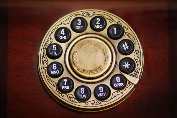 Eski bir telefon çevirmeli retro iletişim konseptine yakın plan.