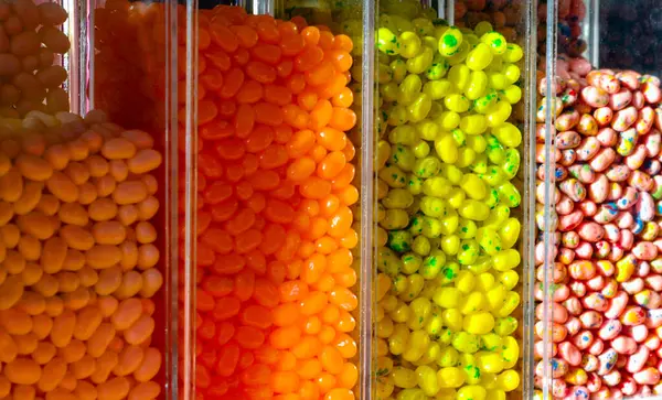Alman malı. Vitrindeki bir çok renkli şekerin fotoğrafı. 13 Ocak 2008