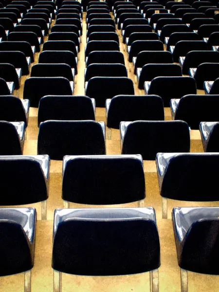 Alman. Boş sıra stadyum koltukları. Geometrik desenli terk edilmiş spor salonu. 3 Temmuz 2009