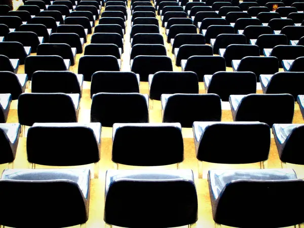 Alman. Boş sıra stadyum koltukları. Geometrik desenli terk edilmiş spor salonu. 3 Temmuz 2009