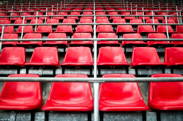 Alman. Boş sıra stadyum koltukları. Geometrik desenli terk edilmiş spor salonu. Ağustos 08,2009