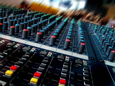 Almanya. Profesyonel bir stüdyo karıştırma konsolundaki kontrol düğmeleri ve faders 'ın detaylı görüntüsü. Ses üretimi, ses mühendisliği, müzik teknolojisi ve stüdyo çalışmaları için kavramsal sembol imajı. 17 Mayıs 2025