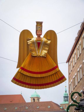 Nuremberg, Bavyera, Almanya. Almanya 'daki ünlü Nuremberg Christkindlesmarkt' ın tatil sezonundaki sahnesi. Noel atmosferi. Melek figürü 30 Kasım 2009