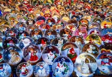 Nuremberg, Bavyera, Almanya. Almanya 'daki ünlü Nuremberg Christkindlesmarkt' ın tatil sezonundaki sahnesi. Noel atmosferi. Hediyelik eşyalar. 30 Kasım 2009