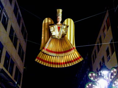 Nuremberg, Bavyera, Almanya. Almanya 'daki ünlü Nuremberg Christkindlesmarkt' ın tatil sezonundaki sahnesi. Noel atmosferi. Melek figürü 30 Kasım 2009