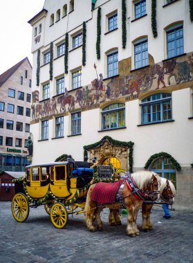 Nuremberg, Bavyera, Almanya. Almanya 'daki ünlü Nuremberg Christkindlesmarkt' ın tatil sezonundaki sahnesi. Noel atmosferi. Antika posta arabası. 30 Kasım 2009