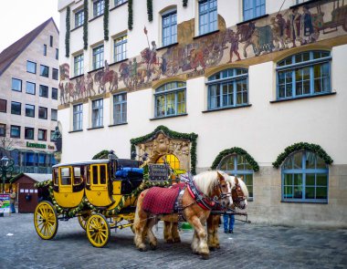 Nuremberg, Bavyera, Almanya. Almanya 'daki ünlü Nuremberg Christkindlesmarkt' ın tatil sezonundaki sahnesi. Noel atmosferi. Antika posta arabası. 30 Kasım 2009