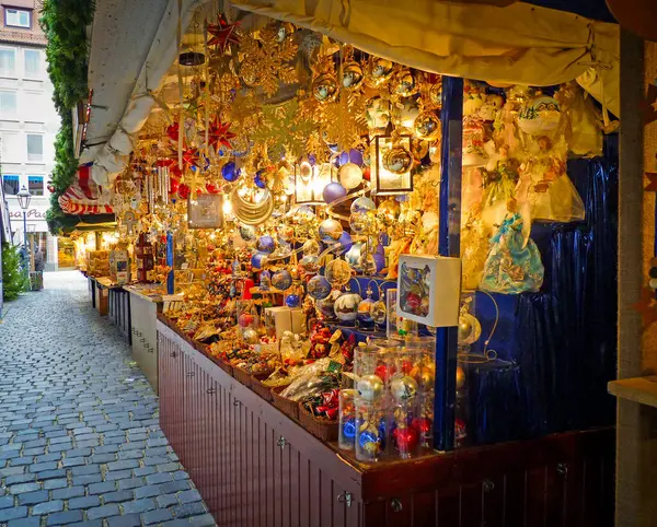 Nuremberg, Bavyera, Almanya. Almanya 'daki ünlü Nuremberg Christkindlesmarkt' ın tatil sezonundaki sahnesi. Noel atmosferi. 30 Kasım 2009