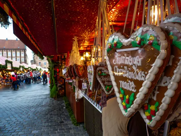 Nuremberg, Bavyera, Almanya. Almanya 'daki ünlü Nuremberg Christkindlesmarkt' ın tatil sezonundaki sahnesi. Noel atmosferi. Zencefilli kek kalbi. 30 Kasım 2009