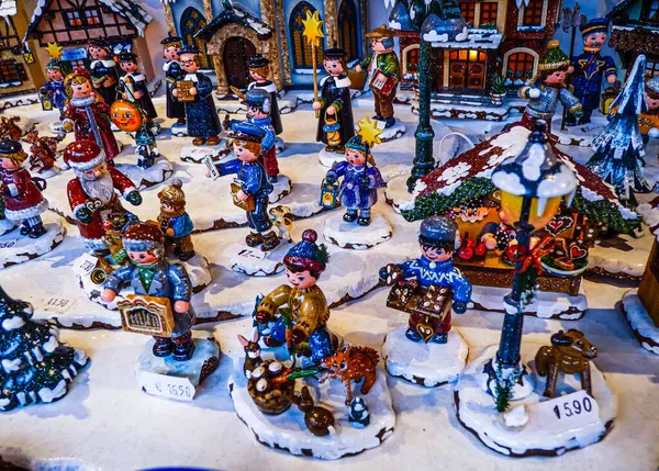 Nuremberg, Bavyera, Almanya. Almanya 'daki ünlü Nuremberg Christkindlesmarkt' ın tatil sezonundaki sahnesi. Noel atmosferi. Hediyelik eşyalar. 30 Kasım 2009