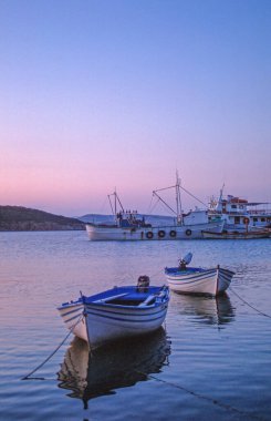 Ammouliani, Chalkidiki, Yunanistan. Ammouliani Adası 'ndaki küçük tekneli manzara, Athos Dağı manzaralı Chalkidiki. 