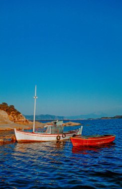 Ammouliani, Chalkidiki, Yunanistan. Ammouliani Adası 'ndaki küçük tekneli manzara, Athos Dağı manzaralı Chalkidiki. 