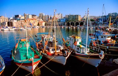 Heraklion, Girit, Yunanistan. Girit 'in başkenti Heraklion limanındaki geleneksel Yunan balıkçı teknelerinin manzarası. 