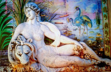 Estoi, Algarve, Portekiz. Palcio de Estoi 'nin teraslı bahçelerinde heykeller, Rococo tarzı bir saray. Zulejo döşemeleri ve tarihi mimari detaylar. Portekiz aristokratik mirasının sakin ve sanatsal bir temsili.