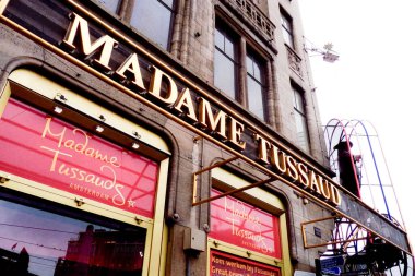 Amsterdam, Hollanda. Hollanda, Amsterdam 'daki Baraj Meydanı' nda bulunan Madame Tussauds Balmumu Müzesi 'nin dış görünüşünü gösteren editörel görüntü..