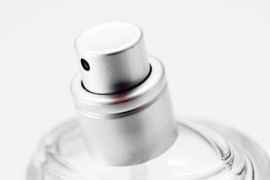 Parfüm şişesinin yakın plan beyaz arka planda yüksek anahtarlı aydınlatma hortumunun. Metin ya da markalaşma için boşluk kopyala. Güzellik, parfüm, cilt bakımı, lüks ürünler, temiz kozmetik ürünleri ve ürün modellemeleri için idealdir.