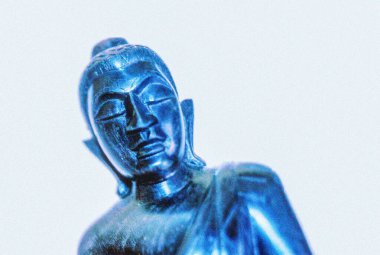 El yapımı ahşap Buda heykeli, iç huzuru, meditasyonu ve ruhsal uyanışı simgeliyor. Görüntü dinginliği, farkındalığı, meditasyonu ve kültürel önemi aktarır.